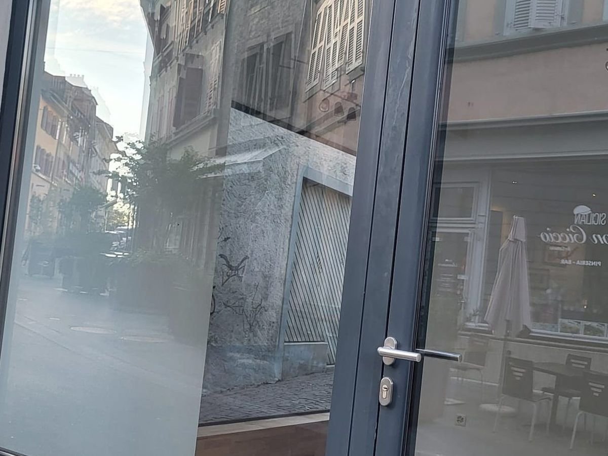Vitrine de commerce nettoyée par Diamond.VD, verre parfaitement transparent